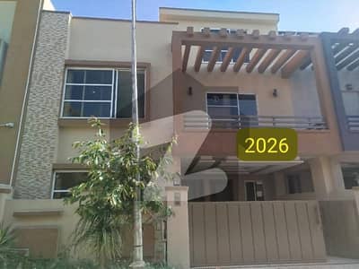 بحریہ ٹاؤن فیز 8 بحریہ ٹاؤن راولپنڈی,راولپنڈی میں 5 کمروں کا 7 مرلہ مکان 2.7 کروڑ میں برائے فروخت۔