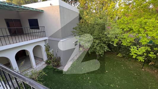 ایف ۔ 7/3 ایف ۔ 7,اسلام آباد میں 6 کمروں کا 2 کنال مکان 12.0 لاکھ میں کرایہ پر دستیاب ہے۔