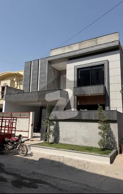 ستیانہ روڈ فیصل آباد میں 5 کمروں کا 10 مرلہ مکان 3.65 کروڑ میں برائے فروخت۔