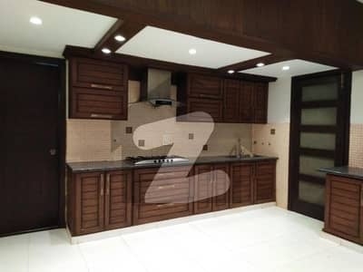 ڈی ایچ اے فیز 8 ڈی ایچ اے ڈیفینس,کراچی میں 6 کمروں کا 1 کنال مکان 18.5 کروڑ میں برائے فروخت۔