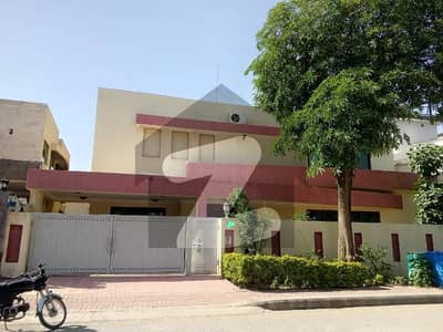 بحریہ ٹاؤن فیز 2 بحریہ ٹاؤن راولپنڈی,راولپنڈی میں 5 کمروں کا 1 کنال مکان 10.0 کروڑ میں برائے فروخت۔