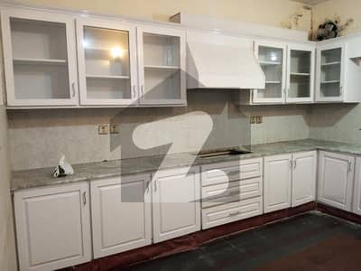 بحریہ ٹاؤن فیز 7 بحریہ ٹاؤن راولپنڈی,راولپنڈی میں 4 کمروں کا 18 مرلہ زیریں پورشن 60.0 ہزار میں کرایہ پر دستیاب ہے۔