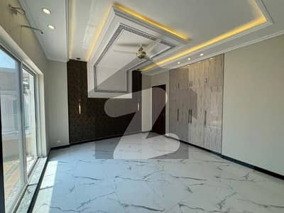 برکی روڈ کینٹ,لاہور میں 5 کمروں کا 1 کنال مکان 8.0 کروڑ میں برائے فروخت۔