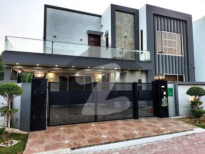 ویلینشیاء ہاؤسنگ سوسائٹی لاہور میں 5 کمروں کا 1 کنال مکان 7.5 کروڑ میں برائے فروخت۔