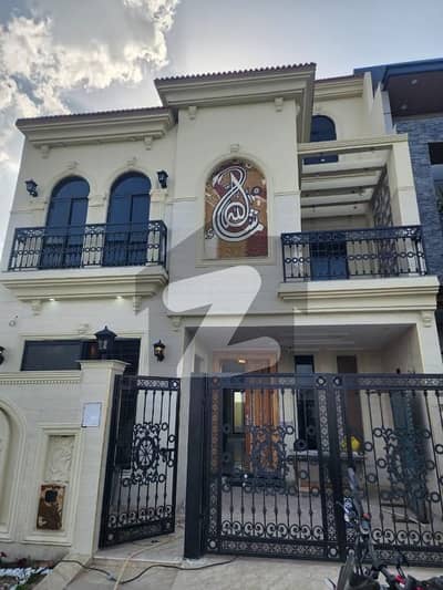 لیک سٹی رائیونڈ روڈ,لاہور میں 5 کمروں کا 7 مرلہ مکان 3.7 کروڑ میں برائے فروخت۔