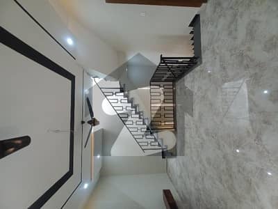 فیصل ٹاؤن - ایف ۔ 18 اسلام آباد میں 5 کمروں کا 8 مرلہ مکان 3.7 کروڑ میں برائے فروخت۔