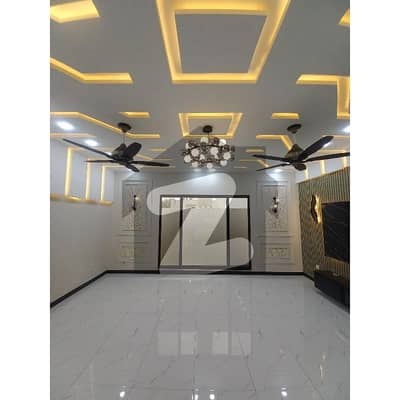 فیصل ٹاؤن - ایف ۔ 18 اسلام آباد میں 5 کمروں کا 10 مرلہ مکان 5.5 کروڑ میں برائے فروخت۔