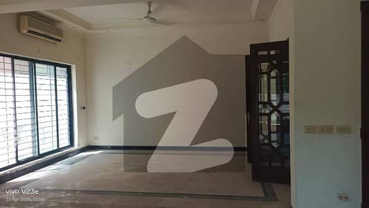 ڈی ایچ اے فیز 3 - بلاک ڈبلیو فیز 3,ڈیفنس (ڈی ایچ اے),لاہور میں 5 کمروں کا 1 کنال مکان 2.6 لاکھ میں کرایہ پر دستیاب ہے۔
