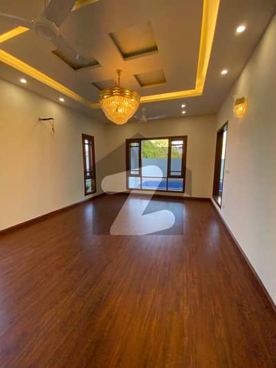 BRAND NEW 500 YARD LUXURY BANGLOW FOR RENT