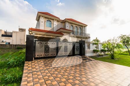 ڈی ایچ اے فیز 7 - بلاک وائے فیز 7,ڈیفنس (ڈی ایچ اے),لاہور میں 6 کمروں کا 1 کنال مکان 6.5 کروڑ میں برائے فروخت۔