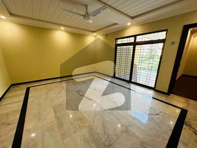 ایف ۔ 10 اسلام آباد میں 6 کمروں کا 1 کنال مکان 4.75 لاکھ میں کرایہ پر دستیاب ہے۔