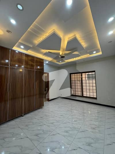 بحریہ ٹاؤن فیز 8 بحریہ ٹاؤن راولپنڈی,راولپنڈی میں 5 کمروں کا 10 مرلہ مکان 1.25 لاکھ میں کرایہ پر دستیاب ہے۔