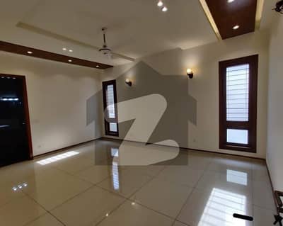 ڈی ایچ اے فیز 7 ڈی ایچ اے ڈیفینس,کراچی میں 2 کمروں کا 1 کنال زیریں پورشن 2.75 لاکھ میں کرایہ پر دستیاب ہے۔