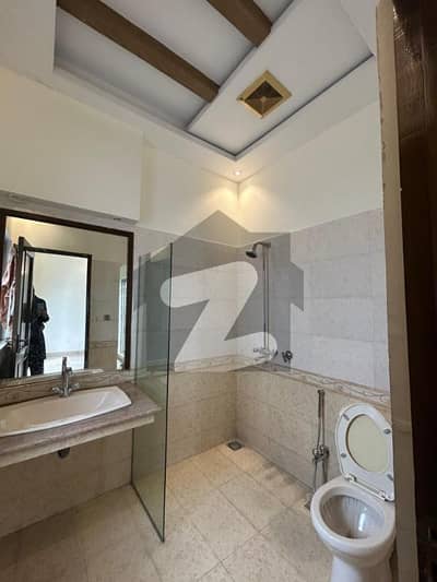 گلبرگ لاہور میں 4 کمروں کا 12 مرلہ مکان 6.5 کروڑ میں برائے فروخت۔