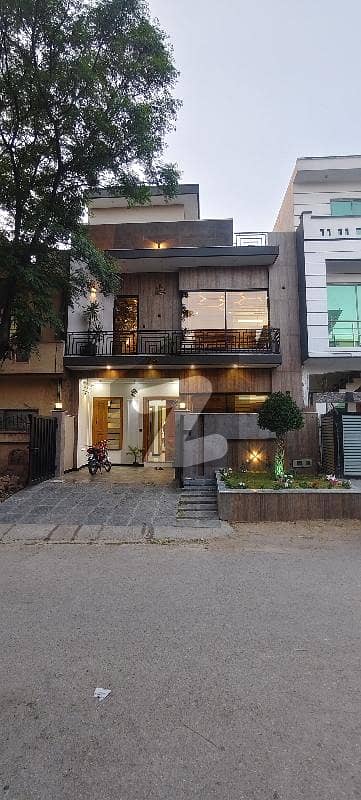 جی ۔ 13 اسلام آباد میں 5 کمروں کا 4 مرلہ مکان 4.5 کروڑ میں برائے فروخت۔