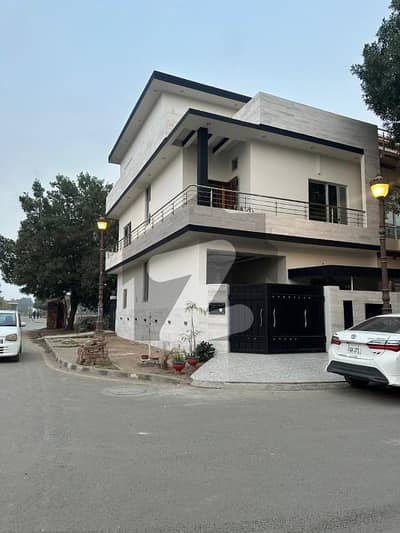 5.75 Marla Used Corner House For Sale in Lake City