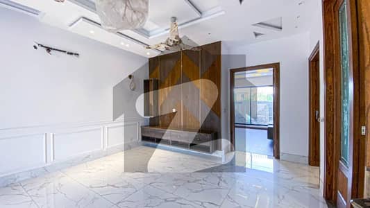 ڈی ایچ اے فیز 8 سابقہ ایئر ایوینیو ڈی ایچ اے فیز 8,ڈی ایچ اے ڈیفینس,لاہور میں 4 کمروں کا 10 مرلہ مکان 5.5 کروڑ میں برائے فروخت۔