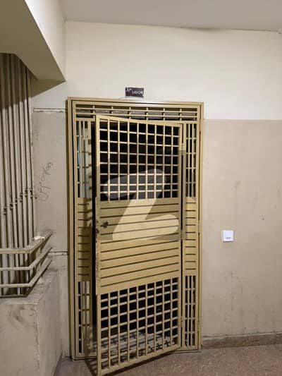 سٹی ٹاور اینڈ شاپنگ مال یونیورسٹی روڈ,کراچی میں 3 کمروں کا 7 مرلہ فلیٹ 2.25 کروڑ میں برائے فروخت۔