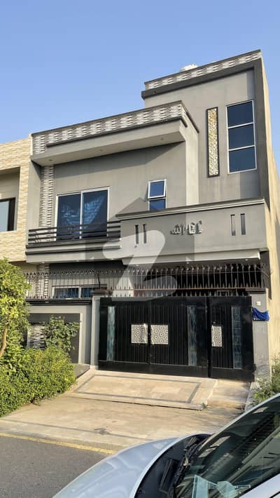 گرینڈ ایوینیوز ہاؤسنگ سکیم لاہور میں 4 کمروں کا 5 مرلہ مکان 1.2 کروڑ میں برائے فروخت۔