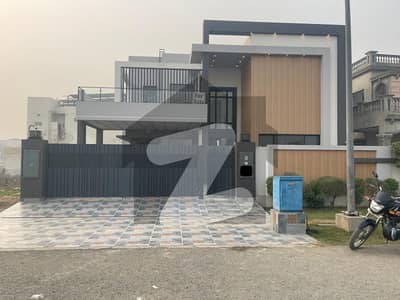 ڈی ایچ اے فیز 7 ڈیفنس (ڈی ایچ اے),لاہور میں 5 کمروں کا 1 کنال مکان 8.25 کروڑ میں برائے فروخت۔