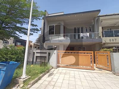 بحریہ ٹاؤن فیز 8 ۔ بلاک ڈی بحریہ ٹاؤن فیز 8,بحریہ ٹاؤن راولپنڈی,راولپنڈی میں 5 کمروں کا 10 مرلہ مکان 4.2 کروڑ میں برائے فروخت۔