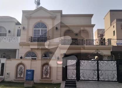ڈی ایچ اے فیز 8 سابقہ ایئر ایوینیو ڈی ایچ اے فیز 8,ڈی ایچ اے ڈیفینس,لاہور میں 4 کمروں کا 10 مرلہ مکان 5.9 کروڑ میں برائے فروخت۔