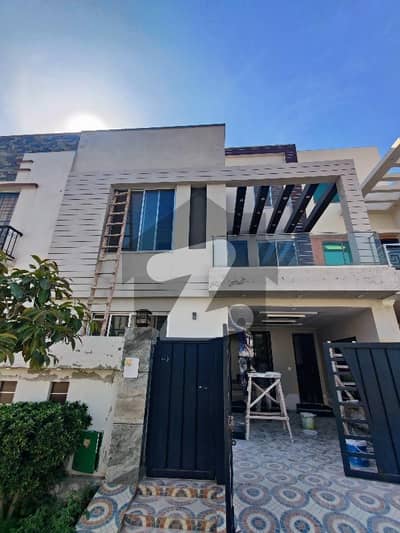 او ایل سی ۔ بلاک اے اوورسیز لو کاسٹ,بحریہ آرچرڈ فیز 2,بحریہ آرچرڈ,لاہور میں 3 کمروں کا 5 مرلہ مکان 1.56 کروڑ میں برائے فروخت۔