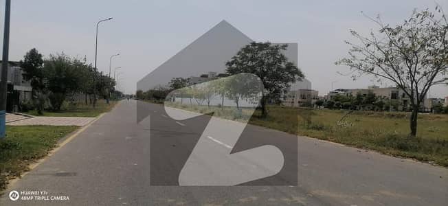 1-KANAL TOP HOT LOCATION IN W BLOCK, WALKING DISTANCE FROM PARK AND MAIN ROAD. DE, POLE CLEAR PLOT