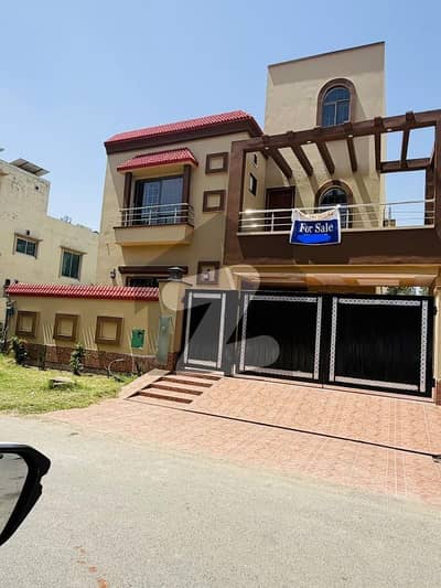 بحریہ ٹاؤن لاہور میں 5 کمروں کا 10 مرلہ مکان 3.5 کروڑ میں برائے فروخت۔