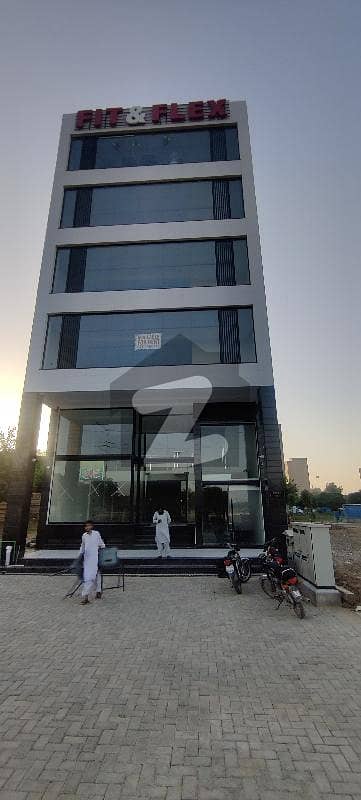 ڈی ایچ اے فیز 8 - کمرشل براڈوے ڈی ایچ اے فیز 8,ڈیفنس (ڈی ایچ اے),لاہور میں 8 مرلہ Studio عمارت 24.0 کروڑ میں برائے فروخت۔