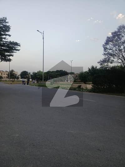 ڈی ایچ اے فیز 7 - بلاک وی فیز 7,ڈیفنس (ڈی ایچ اے),لاہور میں 1 کنال رہائشی پلاٹ 3.25 کروڑ میں برائے فروخت۔