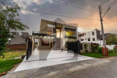 لیک سٹی میڈوز لاہور میں 5 کمروں کا 10 مرلہ مکان 4.3 کروڑ میں برائے فروخت۔