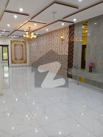 جوہر ٹاؤن لاہور میں 6 کمروں کا 10 مرلہ مکان 5.5 کروڑ میں برائے فروخت۔