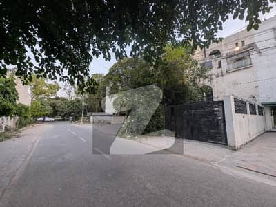 نیو مسلم ٹاؤن لاہور میں 11 مرلہ Studio عمارت 8.0 کروڑ میں برائے فروخت۔