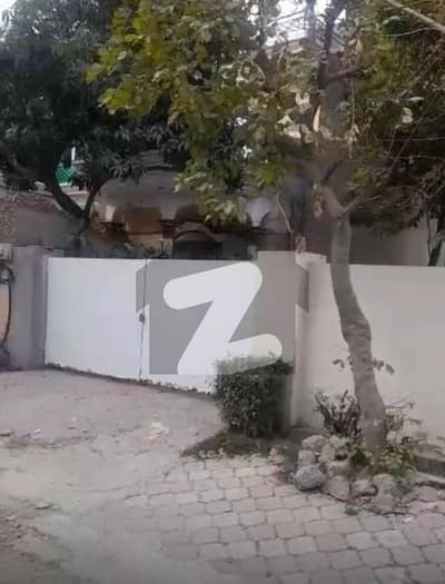 1 kanal plot facing Park 3 meters Available