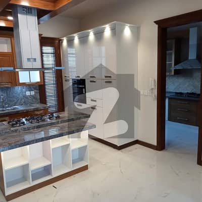 ڈی ایچ اے فیز 8 ڈی ایچ اے ڈیفینس,کراچی میں 6 کمروں کا 1 کنال مکان 18.5 کروڑ میں برائے فروخت۔