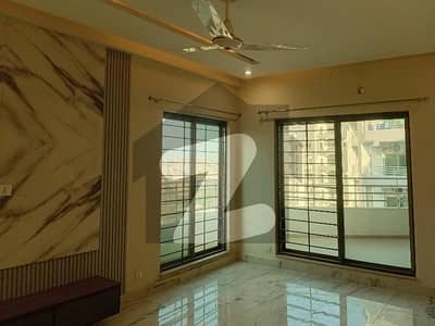 عسکری 11 - سیکٹر ڈی عسکری 11,عسکری,لاہور میں 3 کمروں کا 10 مرلہ فلیٹ 4.5 کروڑ میں برائے فروخت۔