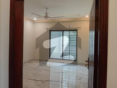 10 Marla park Facing 3 Bedrooms Flat For Sale.