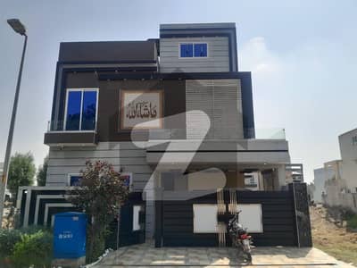 FULLY FURNISHED HOUSE FACING PARK 8 MARLA HOUSE AVAILABLE FOR SALE IN PHASE ONE