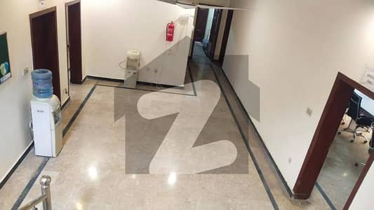 یونیورسٹی ٹاؤن پشاور میں 4 کمروں کا 15 مرلہ مکان 2.5 لاکھ میں کرایہ پر دستیاب ہے۔