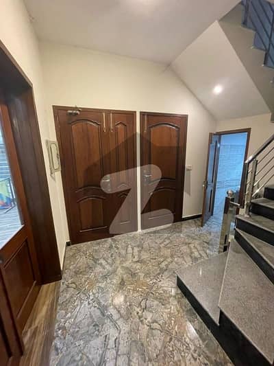 ٹاپ سٹی 1 - بلاک ڈی ٹاپ سٹی 1,اسلام آباد میں 5 کمروں کا 10 مرلہ مکان 1.6 لاکھ میں کرایہ پر دستیاب ہے۔