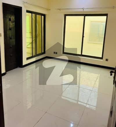125sq yd 3 Bedrooms Luxury Villa is Available FOR RENT. 8km from Entrance of BTK. 3 Bed DDL 1 Kitchen