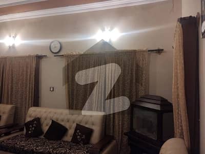 شہید ملت روڈ کراچی میں 4 کمروں کا 8 مرلہ فلیٹ 2.0 لاکھ میں کرایہ پر دستیاب ہے۔