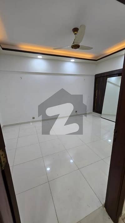 شہید ملت روڈ کراچی میں 4 کمروں کا 9 مرلہ فلیٹ 2.4 لاکھ میں کرایہ پر دستیاب ہے۔