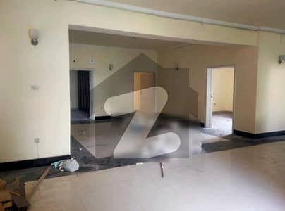 گلبرگ 3 گلبرگ,لاہور میں 6 کمروں کا 2 کنال بالائی پورشن 2.0 لاکھ میں کرایہ پر دستیاب ہے۔