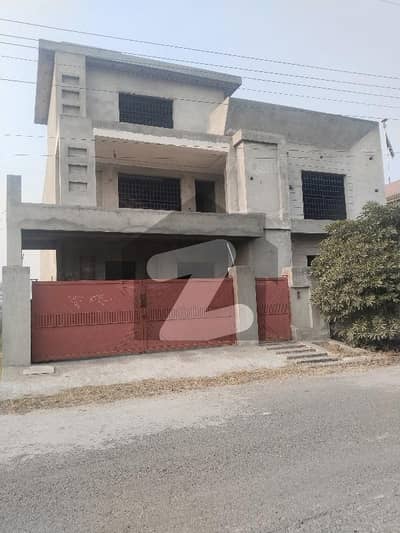 ستیانہ روڈ فیصل آباد میں 5 کمروں کا 1 کنال مکان 4.15 کروڑ میں برائے فروخت۔