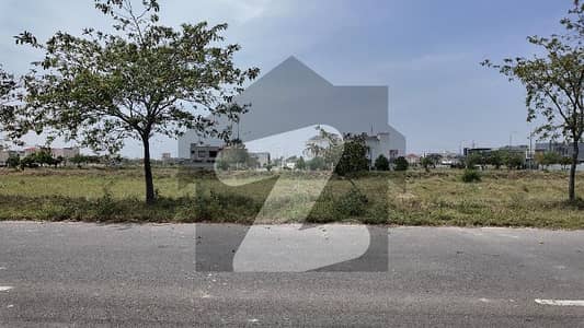 ڈی ایچ اے فیز 8 - بلاک وی فیز 8,ڈیفنس (ڈی ایچ اے),لاہور میں 1 کنال رہائشی پلاٹ 4.95 کروڑ میں برائے فروخت۔