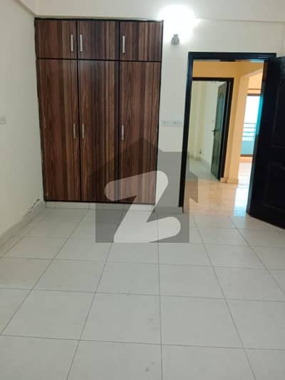 عسکری 11 ۔ سیکٹر بی اپارٹمنٹس عسکری 11,عسکری,لاہور میں 3 کمروں کا 10 مرلہ فلیٹ 1.2 لاکھ میں کرایہ پر دستیاب ہے۔