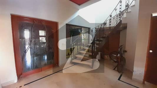 ڈی ایچ اے فیز 4 ڈیفنس (ڈی ایچ اے),لاہور میں 5 کمروں کا 1 کنال مکان 6.9 کروڑ میں برائے فروخت۔