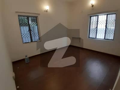 ڈی ایچ اے فیز 1 - بلاک پی فیز 1,ڈیفنس (ڈی ایچ اے),لاہور میں 4 کمروں کا 10 مرلہ مکان 1.7 لاکھ میں کرایہ پر دستیاب ہے۔